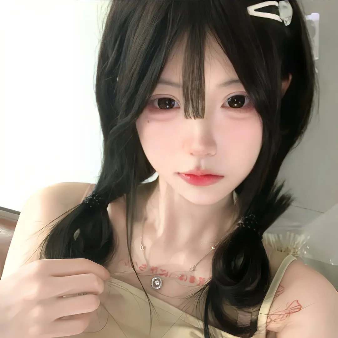 一线女星私下抽烟，连续多日内幕曝光，本人沉默不回应